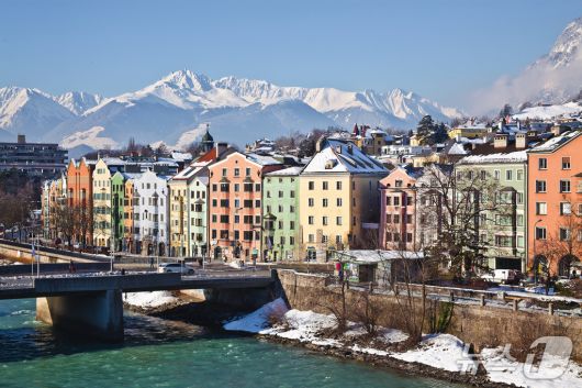 사방이 설산으로 둘러싸인 인스부르크(인스부르크관광청 제공)