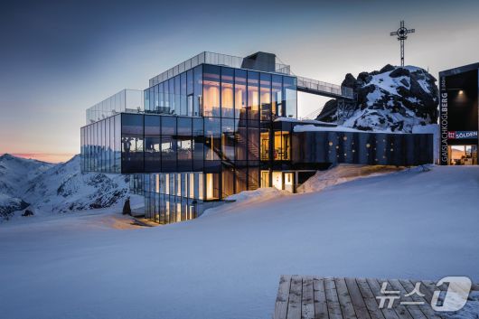 해발 3048m에 자리한 유리 건축물 '아이스Q' 전망대(외츠탈관광청 제공)