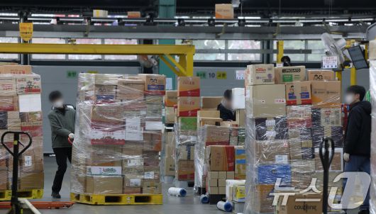 (사진은 기사 내용과 무관함) 경기 수원시 수원우편집중국. 2025.1.13/뉴스1 ⓒ News1 김영운 기자