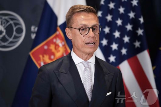 18일(현지시간) 핀란드의 알렉산데르 스투브 대통령이 워싱턴 D.C. 주재 핀란드 대사관에서 열린 기자회견에서 발언하고 있다. 앞서 그는 백악관에서 도널드 트럼프 미국 대통령, 볼로디미르 젤렌스키 우크라이나 대통령, 그리고 유럽 각국 정상들과 회담을 가졌다. 2025.08.18. ⓒ AFP=뉴스1 ⓒ News1 권영미 기자