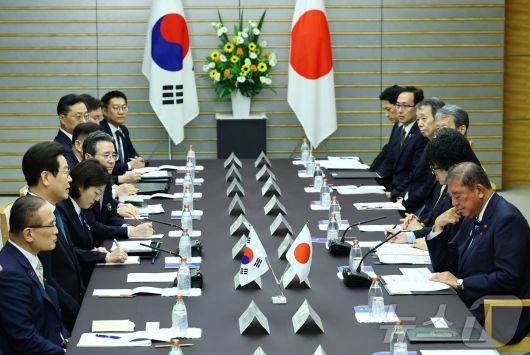 이재명 대통령과 이시바 시게루 일본 총리가 23일 오후(현지시간) 일본 도쿄 총리 관저에서 한일 확대정상회담을 하고 있다. ⓒ 로이터=뉴스1