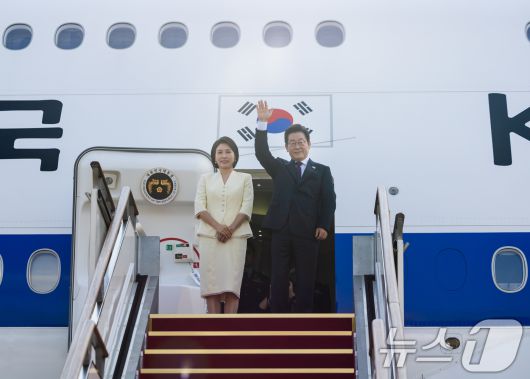 이재명 대통령과 김혜경 여사가 일본·미국 정상과 순차 정상회담 참석을 위해 23일 경기도 성남 서울공항에서출국하며 인사를 하고 있다. (대통령실 제공. 재판매 및 DB 금지) 2025.8.23/뉴스1 ⓒ News1 허경 기자