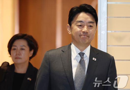 강훈식 대통령비서실 비서실장이 24일 오전 인천공항에서 한미정상회담을 위해 출국하고 있다. 2025.8.24/뉴스1 ⓒ News1 김명섭 기자