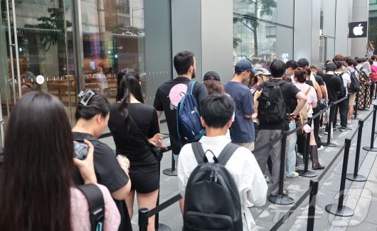 20일 오전 서울 중구 명동 애플스토어 앞에서 시민들이 애플의 스마트폰 '아이폰 16시리즈'를 구매하기 위해 대기하고 있다. 2024.9.20/뉴스1 ⓒ News1 김도우 기자