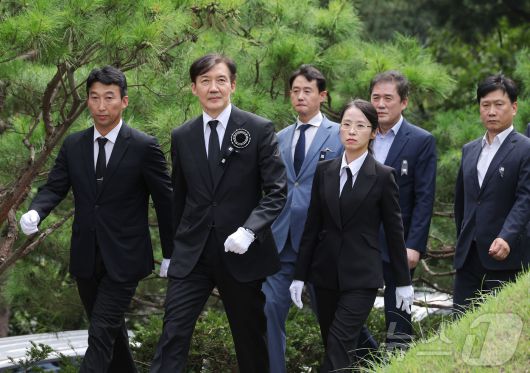 조국 전 조국혁신당 대표가 18일 서울 동작구 국립서울현충원 내 김대중 전 대통령 묘역으로 참배를 위해 이동하고 있다. (공동취재) /뉴스1 ⓒ News1 박정호 기자