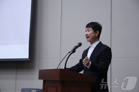 김희석 한국경찰과학전략센터 이사장이 25일 부산항국제전시컨벤션센터(BPEX)에서 열린 '불법 사설 서버 대응과 개선 방안' 학술대회에서 발표하고 있다.2025.8.25/뉴스1 ⓒ News1 김민재 기자