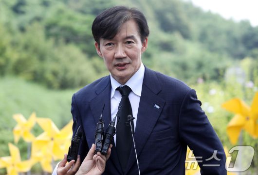 조국 조국혁신당 혁신정책연구원장이 25일 경남 김해시 진영읍 봉하마을을 찾아 고 노무현 전 대통령 묘역을 참배한 뒤 취재진 질문에 답하고 있다. 2025.08.25/뉴스1 ⓒ News1 윤일지 기자