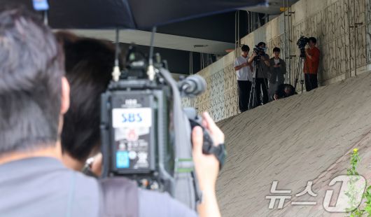 이태원 참사 현장 지원 이후 우울증을 앓던 30대 소방대원이 실종된 지 10일 만에 숨진 채 발견됐다. 사진은 이날 오후 A씨가 숨진 채 발견된 경기도 시흥 수도권 제1순환고속도로 교각 아래의 모습. 2025.8.20/뉴스1 ⓒ News1 김성진 기자