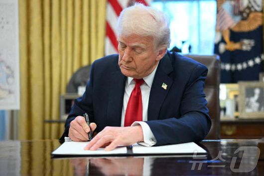 도널드 트럼프 미국 대통령이 지난 3월 워싱턴 백악관에서 외국산 자동차에 대해 4월 2일부터 25% 관세를 부과하는 행정명령에 서명을 하는 모습. 2025.03.27 ⓒ AFP=뉴스1 ⓒ News1 우동명 기자