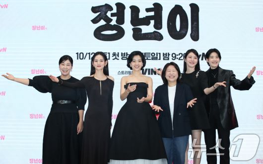 배우 라미란(왼쪽부터)과 김윤혜, 김태리, 정지인 감독, 신예은, 정은채가 10일 서울 영등포구 콘래드 서울 호텔에서 열린 tvN 새 토일드라마 '정년이' 제작발표회에서 포즈를 취하고 있다. 2024.10.10/뉴스1 ⓒ News1 권현진 기자