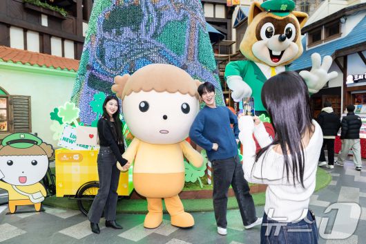 롯데월드 어드벤처가 네이버웹툰 '마루는 강쥐'와 콜라보한 신년 시즌 축제 ‘미라클 윈터 : 마루의 럭키 뉴 이어’를 진행했다. (롯데월드 제공) 2025.1.6/뉴스1
