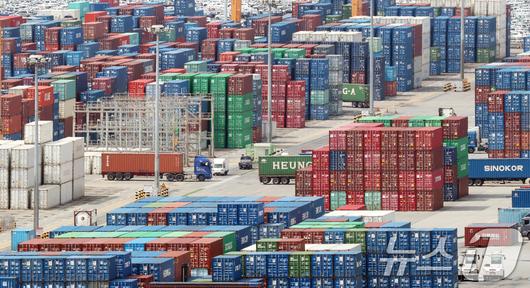 26일 경기 평택시 포승읍 평택항에 수출용 컨테이너들이 쌓여있는 모습. 2025.8.26/뉴스1 ⓒ News1 김영운 기자