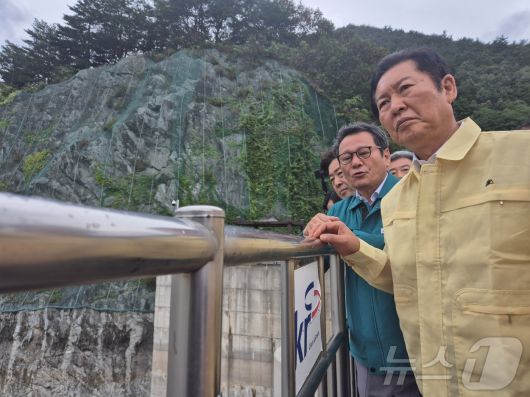 정청래 더불어민주당 대표가 26일 강원도 강릉 오봉저수지 가뭄 현장을 찾아 점검하고 있다. 2025.8.26/뉴스1 ⓒ News1 윤왕근 기자