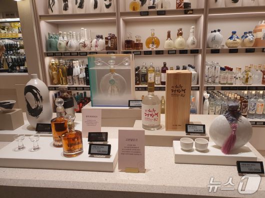 26일 신세계 강남점 '전통주 전문관'에 프리미엄 증류식 소주인 '해창 대장경'이 진열된 모습.