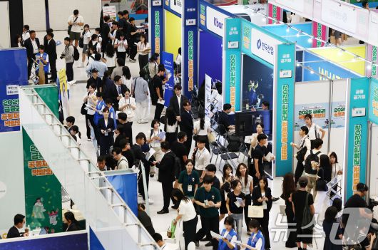 20일 서울 동대문디자인플라자(DDP)에서 열린 2025 금융권 공동채용 박람회가 구직자와 방문객들로 붐비고 있다. 2025.8.20/뉴스1 ⓒ News1 김민지 기자