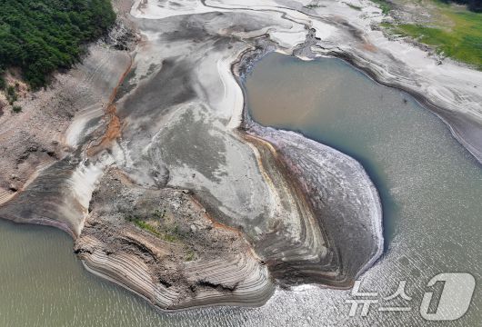 강원 강릉시 주요 상수원인 오봉저수지와 일대 하천의 바닥이 드러나 있다.(뉴스1 DB) ⓒ News1 김성진 기자