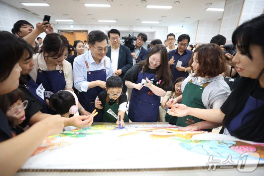 26일 오후 김동연 경기도지사가 양주시 경기북부누림센터를 방문해 아이들과 미술체험을 하고 있다.(제공. 재판매 및 DB금지)
