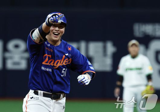 26일 서울 고척스카이돔에서 열린 프로야구 '2025 신한 SOL뱅크 KBO 리그' 한화 이글스와 키움 히어로즈의 경기, 1:1로 팽팽히 맞선 9회초 한화 공격 무사 주자없는 상황에서 한화 문현빈이 키움 조영건을 상대로 솔로포를 쏘아올린 후 환호하고 있다. 2025.8.26/뉴스1 ⓒ News1 오대일 기자