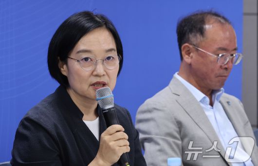 한성숙 중소벤처기업부 장관이 지난달 30일 서울 종로구 소상공인진흥공단 소상공인지원센터에서 열린 ‘제1회 소상공인 회복 및 안전망 강화를 위한 릴레이 간담회’에서 모두 발언을 하고 있다. 2025.7.30/뉴스1 ⓒ News1 박지혜 기자