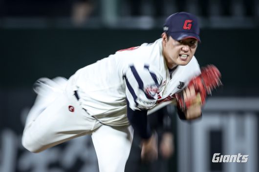 롯데 자이언츠 투수 나균안은 26일 열린 KBO리그 부산 KT 위즈전에서 6이닝 2실점 역투를 펼쳐 팀의 4-3 승리를 이끌었다. (롯데 자이언츠 제공)