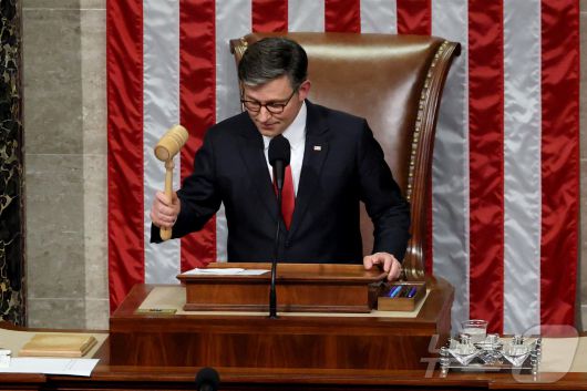 마이크 존슨 미국 의회 하원의장이 지난 7월 3일(현지시간) 미국 워싱턴DC 국회의사당에서 도널드 트럼프 미국 대통령의 감세 및 지출안을 담은 '하나의 크고 아름다운 법안'(One Big Beautiful Bill Act)의 가결을 선포하고 있다. 법안은 찬성 218(전원 공화당)대 반대 214(민주당 및 민주당 성향 무소속 212 + 공화 2)로 하원을 통과했다. 이에 따라 법안은 트럼프 대통령의 서명만 남겨두게 됐다. 2025.07.03 ⓒ 로이터=뉴스1 ⓒ News1 류정민 특파원