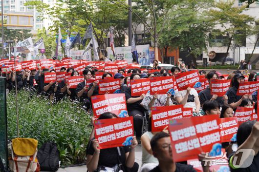 민주노총 화섬식품노조 네이버지회(공동성명)는 11일 오후 경기 성남시의 네이버 사옥 그린팩토리 앞에서 법인 6곳의 임단협 체결을 촉구하는 1차 집회를 개최했다. (공동성명 제공)