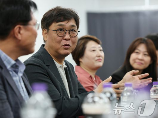 최휘영 문화체육관광부 장관(왼쪽 두번째)이  최근 서울 종로구 대학로 홍익대학교아트센터 대극장을 방문해 뮤지컬 '스웨그에이지 외쳐, 조선!'을 관람한 뒤 출연진과 관계자를 만난 모습 / 뉴스1