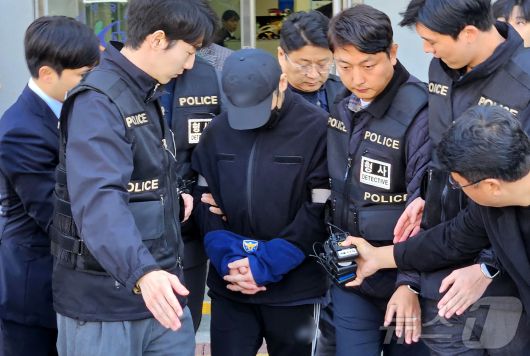 강원 화천 북한강에 30대 여성의 시신을 훼손해 유기한 혐의를 받는 30대 후반의 현역 육군 중령이 지난해 11월5일 춘천지법에서 열린 영장실질심사(구속 전 피의자 심문)를 마치고 나서고 있다.2024.11.5/뉴스1 ⓒ News1 한귀섭 기자