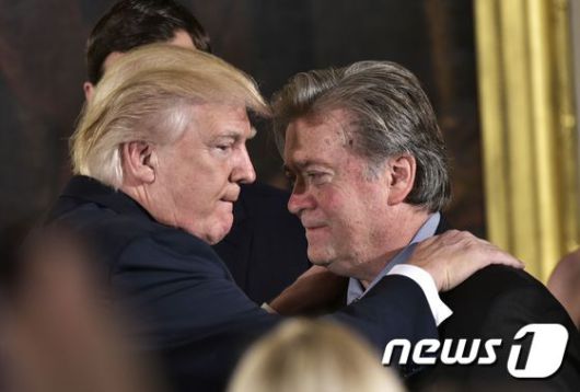 도널드 트럼프 미국 대통령이 지난 2017년 1월22일 (현지시간) 워싱턴 백악관에서 스티브 배넌 백악관 수석 전략가의 취임을 축하하는 모습. ⓒ AFP=뉴스1 ⓒ News1 우동명 기자