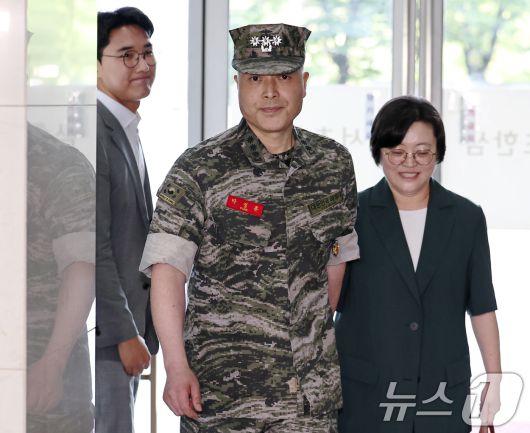 박정훈 해병대수사단장이 27일 오전 서울 서초구 '순직 해병 특검'(이명현 특별검사) 사무실에서 4차 참고인 조사를 받기 위해 출석하고 있다. 2025.8.27/뉴스1 ⓒ News1 구윤성 기자