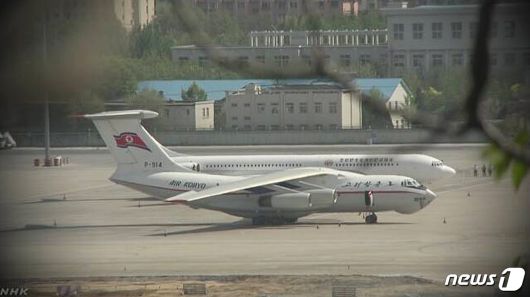 고려항공 여객기(앞)와 김정은 북한 노동당 총비서의 전용기로 보이는 항공기(뒤)가 나란히 계류해 있다.(자료사진)  (NHK 캡처) 2018.5.8/뉴스1
