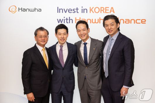 한화생명이 다보스에서 아시아 진출 시장 확대 위해 셀라돈 파트너스와 MOU 체결 했다. (왼쪽에서 세번째) 김동원 한화생명 사장./사진제공=한화생명