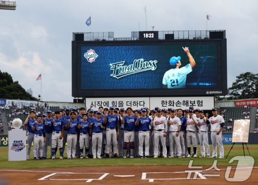 삼성 오승환이 28일 오후 서울 송파구 잠실야구장에서 열린 은퇴투어 기념 행사에서 양팀 선수단과 기념 촬영을 하고 있다. 2025.8.28/뉴스1 ⓒ News1 박정호 기자