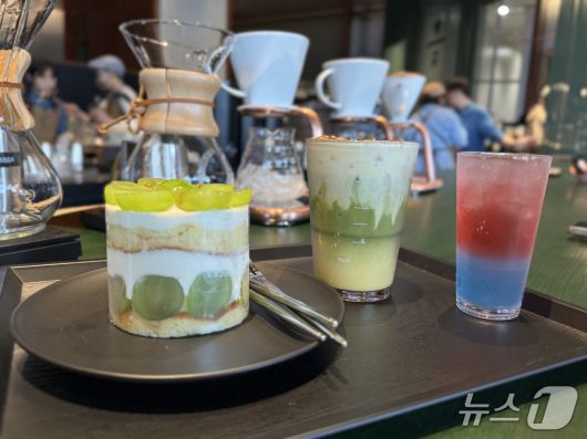 (왼쪽부터)스타벅스가 28일 오전 운영을 시작한 리저브 전용 매장 ‘리저브광화문’에서 판매하는 샤인 머스켓 케이크, 프렌치 바닐라 말차 라떼, 광화문 믹사토의 모습이다../뉴스1 ⓒ News1 이강 기자