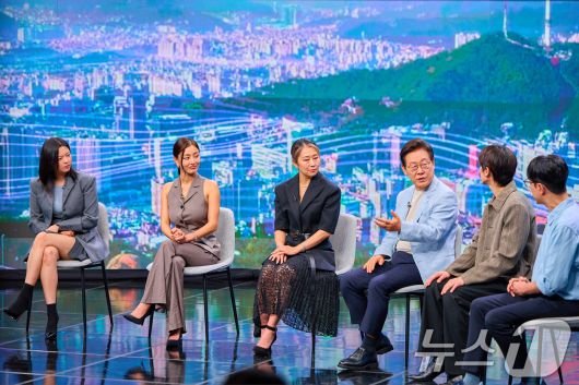 이재명 대통령이 20일 서울 서초동 아리랑국제방송에서 녹화되는 특별 프로그램 '케이팝 더 넥스트 챕터(K-Pop:The Next Chapter)'에 출연해 넷플릭스 애니메이션 '케이팝 데몬 헌터스'(케데헌) 메기 강 감독, 걸그룹 트와이스 멤버 등 출연진들과 K팝 산업의 미래에 관해 논의하고 있다. (대통령실 제공. 재판매 및 DB 금지) 2025.8.20/뉴스1 ⓒ News1 허경 기자