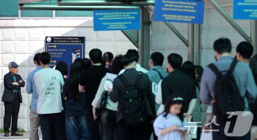 서울 종로구 주한미국대사관 앞에 미국 비자를 발급 받으려는 시민들이 줄 지어 서 있다. 2025.6.5/뉴스1 ⓒ News1 김성진 기자