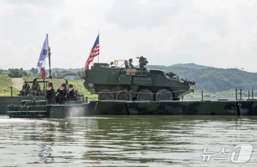 27일 남한강 일대에서 '을지 자유의 방패'(UFS) 훈련을 진행 중인 한미연합군이 도하 훈련을 진행하고 있다. (한미연합사 제공)