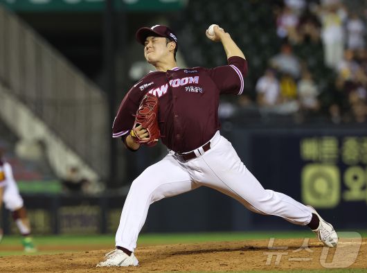 29일 오후 서울 송파구 잠실야구장에서 열린 프로야구 '2025 신한 SOL뱅크 KBO 리그' 키움 히어로즈와 LG 트윈스의 경기, 키움 선발 정현우가 5회말 등판해 힘차게 공을 던지고 있다. 2025.8.29/뉴스1 ⓒ News1 김진환 기자