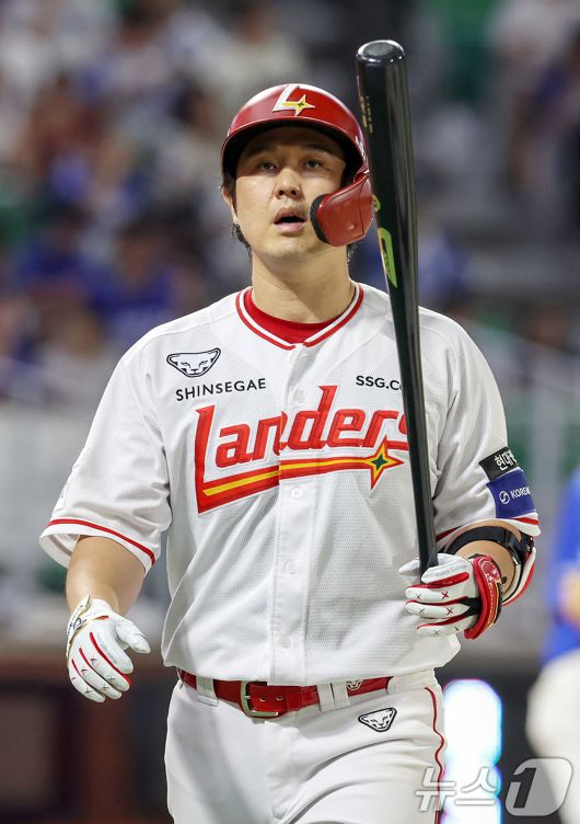 7일 오후 인천 미추홀구 SSG랜더스필드에서 열린 2025 신한 SOL Bank KBO리그' 삼성 라이온즈와 SSG 랜더스의 경기 9회말 SSG 최정이 삼진아웃을 당해 더그아웃으로 돌아가며 아쉬워 하고 있다. 최정은 KBO 통산 1500득점까지 3득점을 남겨둔 상황이다. 2025.8.7/뉴스1 ⓒ News1 민경석 기자