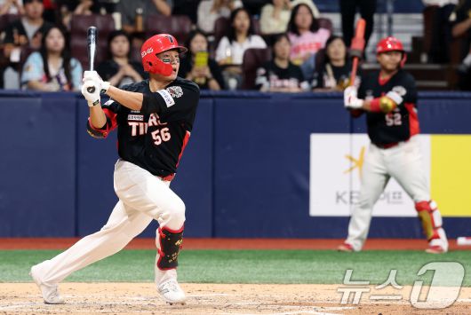 25일 오후 서울 구로구 고척스카이돔에서 열린 프로야구 '2025 신한 SOL뱅크 KBO 리그' KIA와 키움의 경기, 4회초 무사 1루 KIA 오선우가 2루타를 때려내고 있다. 2025.6.25/뉴스1 ⓒ News1 이동해 기자