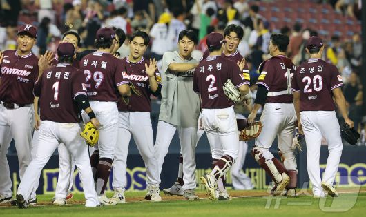29일 오후 서울 송파구 잠실야구장에서 열린 프로야구 '2025 신한 SOL뱅크 KBO 리그' 키움 히어로즈와 LG 트윈스의 경기에서 접전 끝에 3대2 승리를 거둔 키움 선수들이 기쁨을 나누고 있다. 2025.8.29/뉴스1 ⓒ News1 김진환 기자