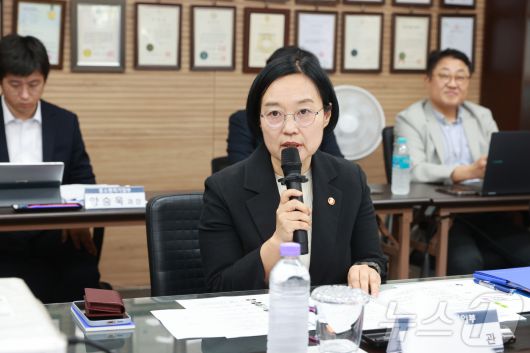 한성숙 중소벤처기업부 장관이 29일 인천 하나금속에서 열린 '납품대금 연동제 확산을 위한 뿌리기업 현장 간담회'에서 발언을 하고 있다.  (중기부 제공)