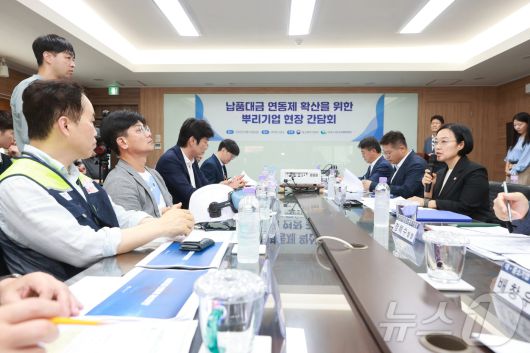 한성숙 중소벤처기업부 장관이 29일 인천 하나금속에서 열린 '납품대금 연동제 확산을 위한 뿌리기업 현장 간담회에서 발언을 하고 있다. (중기부 제공)