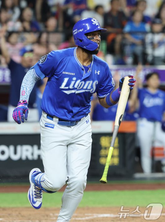 29일 대전 한화생명 볼파크에서 열린 프로야구 '2025 신한 SOL뱅크 KBO 리그' 삼성 라이온즈와 한화 이글스의 경기에서 무사 1루 3회초 삼성 디아즈가 2점 홈런을 치고 타구를 바라보고 있다. 2025.8.29/뉴스1 ⓒ News1 김기태 기자