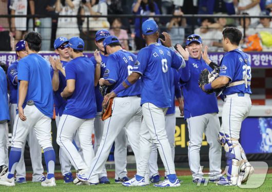 29일 대전 한화생명 볼파크에서 열린 프로야구 '2025 신한 SOL뱅크 KBO 리그' 삼성 라이온즈와 한화 이글스의 경기에서 승리한 삼성 박진만 감독이 디아즈와 하이파이브 하고 있다. 2025.8.29/뉴스1 ⓒ News1 김기태 기자