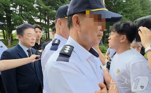 김원일 씨(오른쪽)가 지난 25일 관장실로 출근하려는  김형석 관장을 막아서며 사퇴를 촉구하고 있다. 2025.8.25/뉴스1 ⓒ News1 이시우 기자