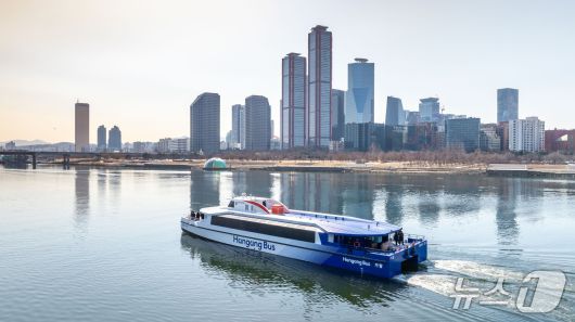 한강버스와 여의도 전경(서울관광재단 제공)