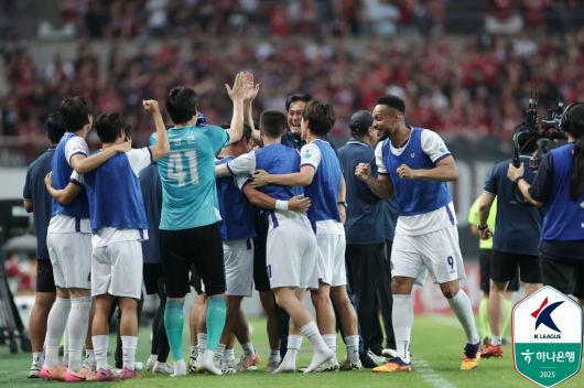 기뻐하는 안양 선수들(한국프로축구연맹 제공)