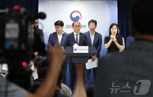 고학수 개인정보보호위원회 위원장이 28일 서울 종로구 정부서울청사에서 브리핑을 갖고 대규모 고객 유심(USIM) 정보 유출 사고가 발생한 SK텔레콤(SKT) 제재안을 발표하고 있다.  2025.8.28/뉴스1 ⓒ News1 임세영 기자