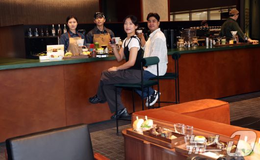 26일 서울 종로구 KT광화문빌딩 WEST 스타벅스 프리미엄 커피 라운지 '리저브광화문'에서 모델들이 음료와 샌드위치를 선보이고 있다. 2025.8.26/뉴스1 ⓒ News1 김명섭 기자